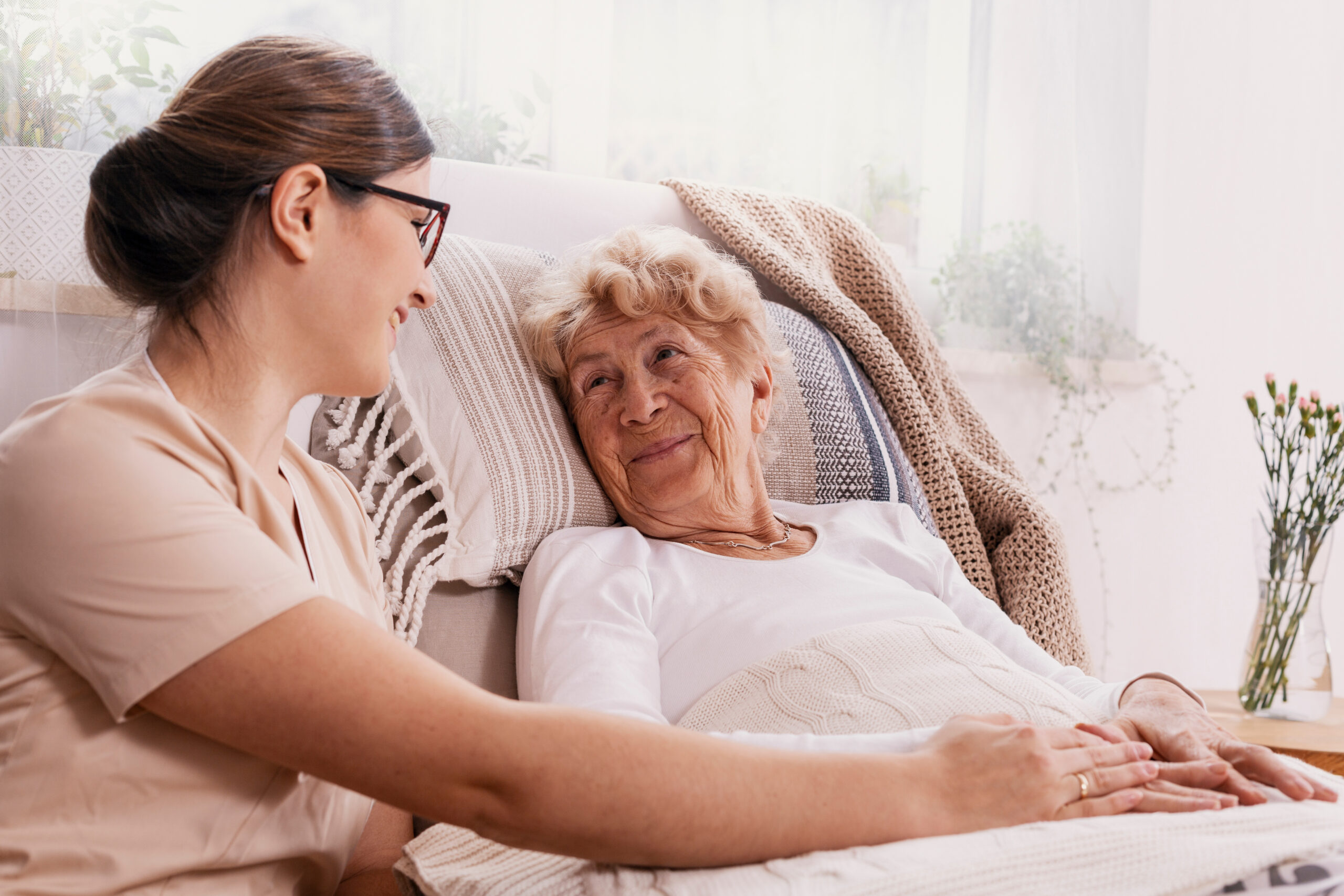 Private duty nurse providing care in NYC - Alliance Homecare